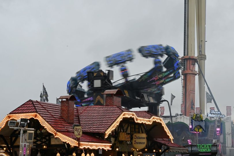 Die Cranger Kirmes beginnt regnerisch.