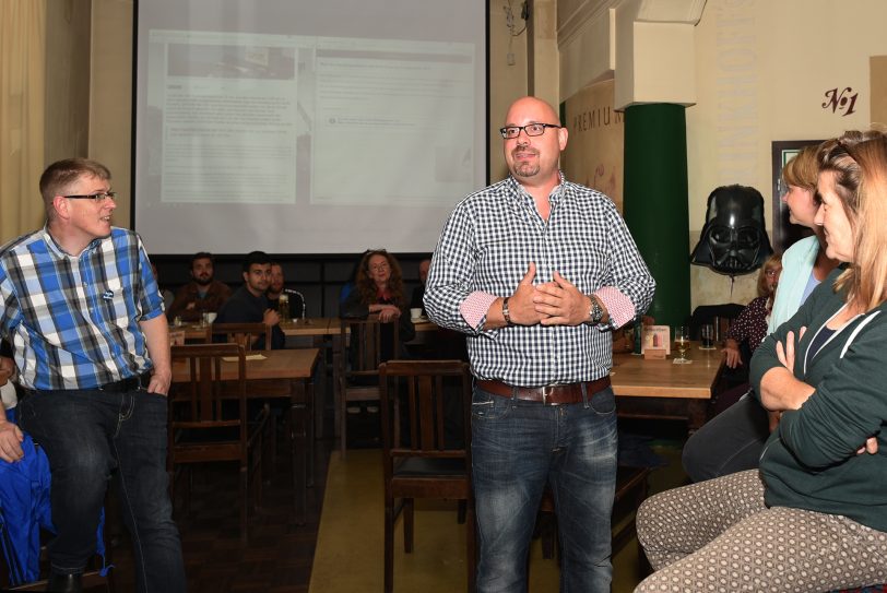 Thomas Reinke dankte seinen Helfern bei der Wahlparty für die Unterstützung.