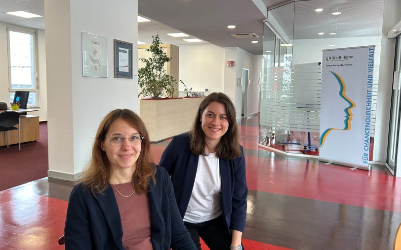 Das Büro für Gleichstellung und Vielfalt in den neuen Räumen im Stadtwerke-Haus am Berliner Platz 9. Die Mitarbeiterinnen (v.li.) Melanie Kampa und Alexandra Menzel freuen sich über die größeren Räume. Insgesamt gibt es derzeit sieben Mitarbeiter.