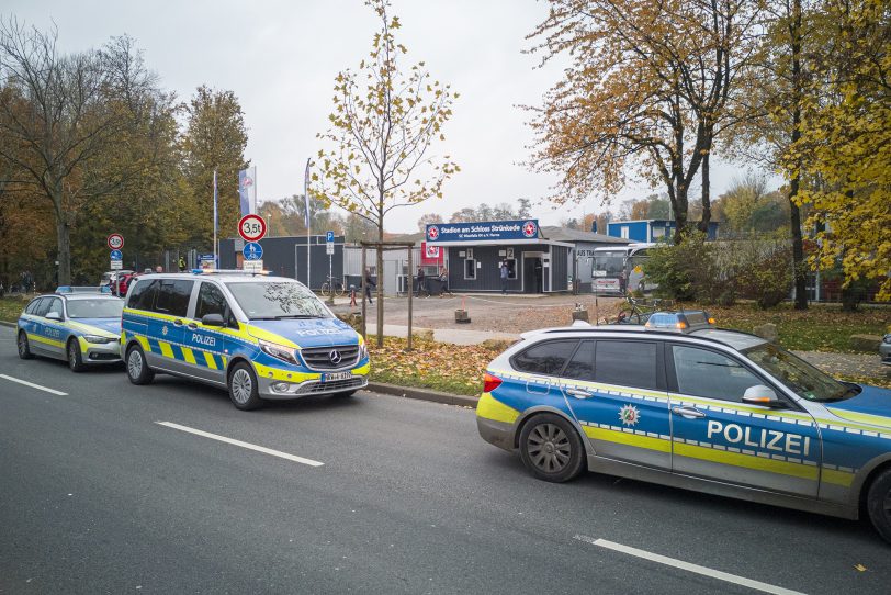 Streifenwagen und Einsatzkräfte auch vor dem Stadion am Schloss.