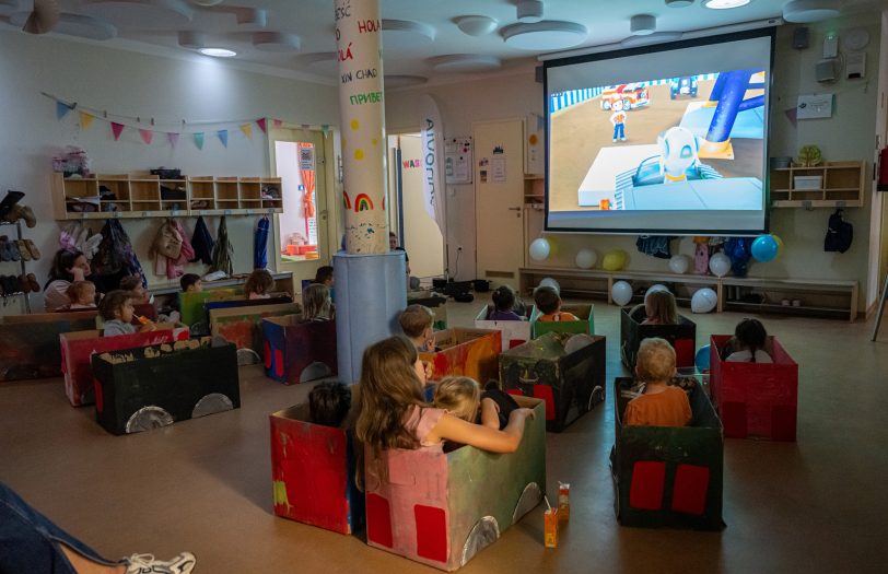 Große Freude im kleinen Autokino: Die Kinder des Familienzentrums Kinderwelt Herne-Eickel genossen in ihren selbstgestalteten Karton-Cabrios zwei Folgen PawPatrol.