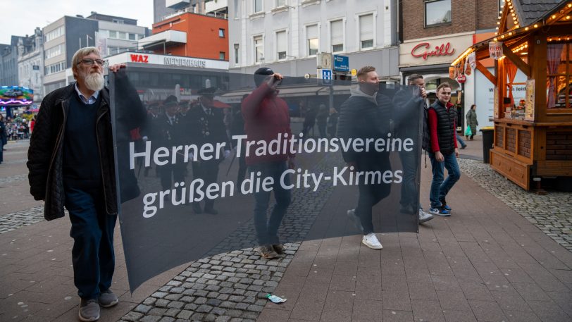 Eindrücke vom Donnerstag (7.3.2024), Eröffnungstag der City-Kirmes Herne in der Innenstadt, zwischen City-Center und Robert-Brauner-Platz.