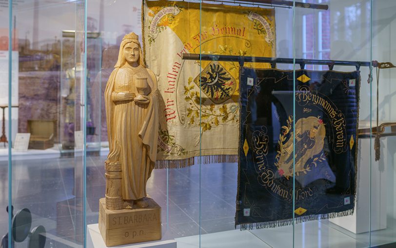 Die Heilige Barbara, die Schutzpatronin der Bergleute, ist als 1,20 Meter große Holzfigur an das Heimatmuseum Unser Fritz übergeben worden.