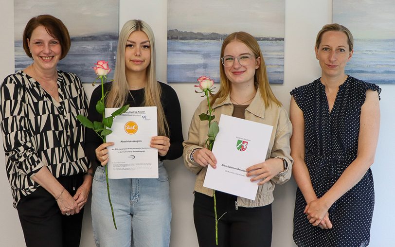 Nicole Amann-Lichtleutner (Leiterin Caritas-Schulbetreuung, li.) und ihre Kollegin Stephanie Deutsch (re.) gratulieren Luna Fortak und Lea Reinke zum erfolgreichen Ausbildungsabschluss. Es fehlt auf dem Foto der dritte Absolvent, Marius Bohn.