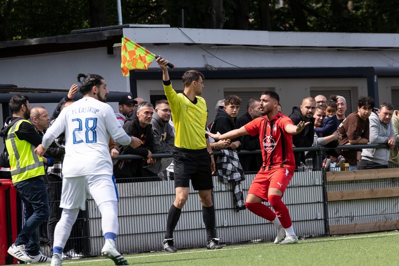 Schneller Weg nach oben: Schiedsrichter Niklas Simpson, hier als Assistent aktiv, wird in der Oberliga Spiele leiten.