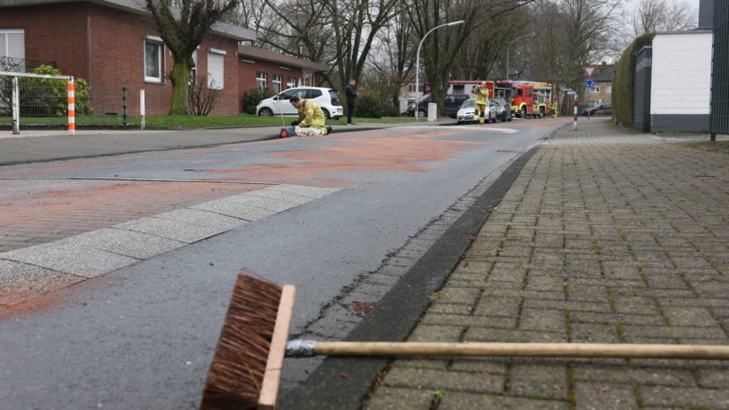 Feuerwehr Einsatz am Südpool wegen eines Ölteppichs.