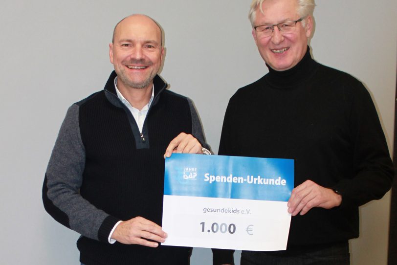 Thomas Bruns (links), Präsident des Rotary Club Herne, nahm die Spende für den gesundekids e. V. stellvertretend von Norbert Assen entgegen.