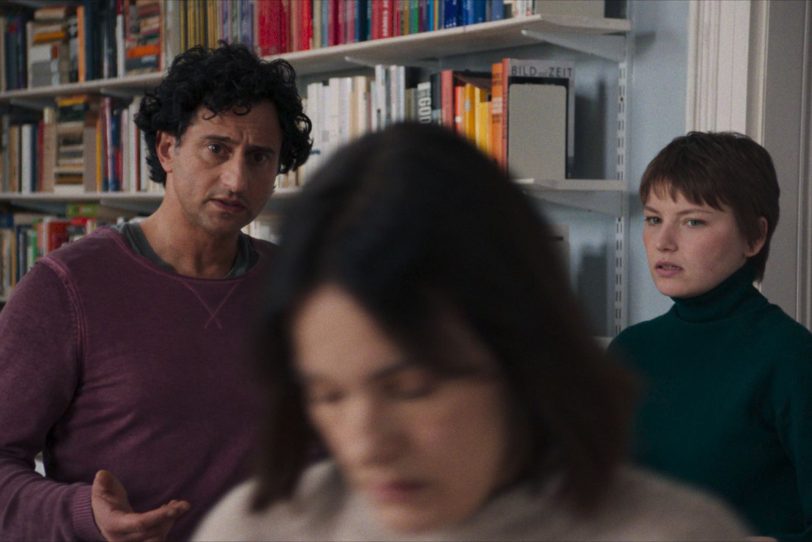 Der Kölner Regisseur Yiğit (Serkan Kaya, l.) zofft sich in Gegenwart der Praktikantin Elif (Devrim Lingnau Islamoğlu, r.) mit seiner Lebensgefährtin und Produzentin Lilith (Nicolette Krebitz).