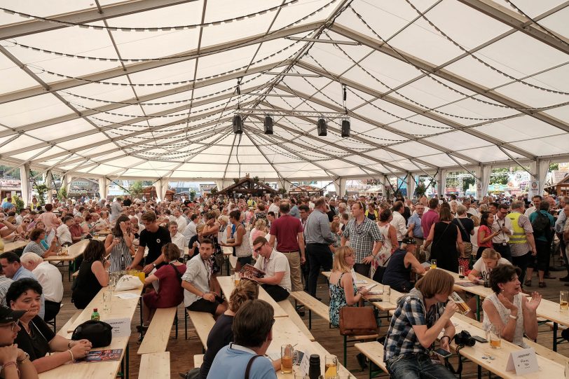 Die Eröffnung der 583.Cranger Kirmes fand bei sengender Hitze im Festzelt - Glück auf Crange - am Freitag (3.8.2018) statt. halloherne-Fotograf Robert Freise hat sich unter den Teilnehmern umgeschaut und diese Fotos mitgebracht.