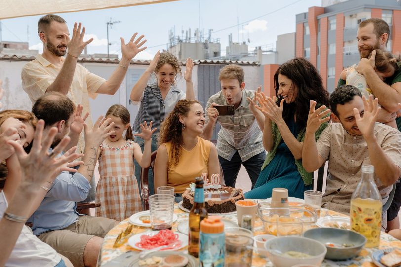 Im großen Kreis der selbst gehörlosen Freunde fühlt sich die junge Mutter Ángela (Miriam Garlo, Mitte) am wohlsten. Da kann sie sich völlig frei bewegen, Spaß haben und die zahllosen zumeist nur auf Missverständnissen beruhenden Alltagsprobleme vergessen.