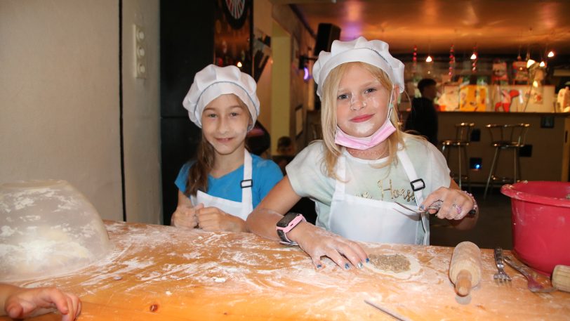 Die Köchinnen Theresa und Nele haben Spaß am Backen.