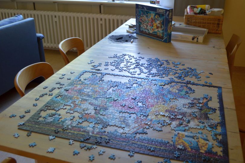 Gemeinsam mit den Patienten Spiele spielen oder Puzzle legen sind Aufgaben, die auch die FSJ-lerin Lena Maschmeier übernimmt.