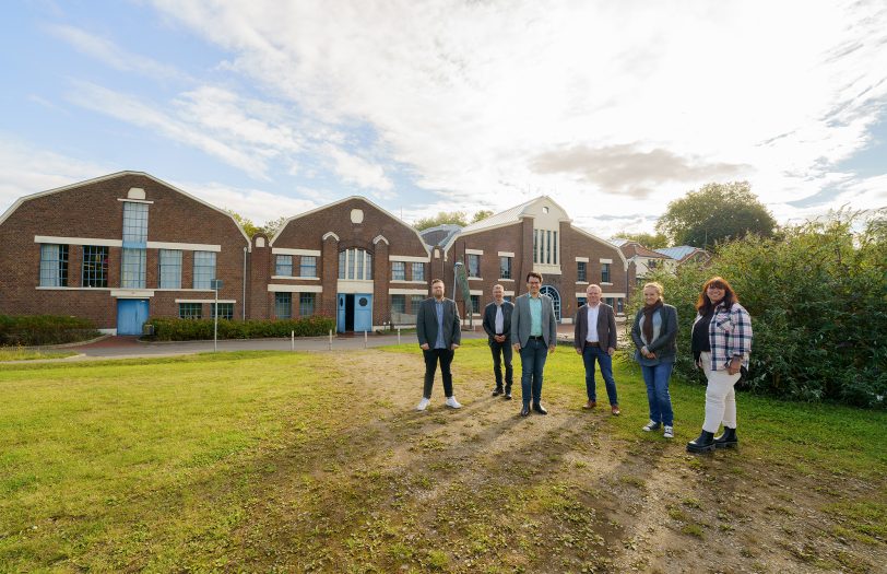 Die Sanierung der Flottmann-Hallen ist beendet: Es freuen sich (v.li.) Sabine Albrecht (Fachbereich Gebäudemanagement), André Becker (Kulturbüro), Thomas Witt (Verwaltungsleitung Flottmann-Hallen), Architektin Sabrina Gronotte, Kämmerer Marc Alexander Ulrich und Kulturdezernent Andreas Merkendorf.