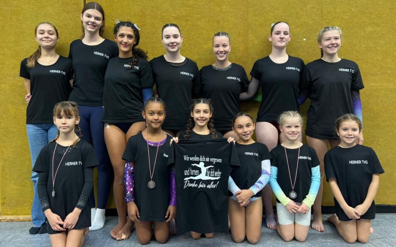 Die Turnerinnen der Herner Turnvereinigung (HTV) beim ersten Start beim Herbstturntag nach dem Tod von Trainerin Regina Iczek - sie trugen Shirts mit der Aufschrift 