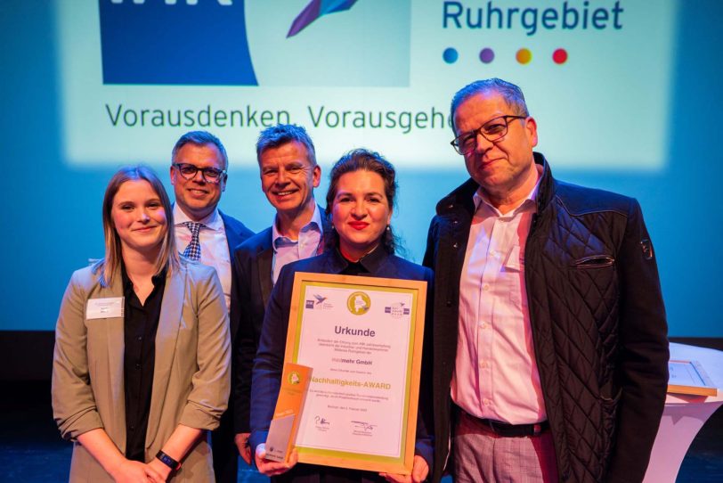 IHK-Präsident Philipp Böhme (2.v.li.) und IHK-Hauptgeschäftsführer Michael Bergmann (Mitte) zeichneten Dr. Mandana Banedj-Schafii, Geschäftsführerin der medmehr GmbH, und ihr Team mit dem Nachhaltigkeits-Award aus.