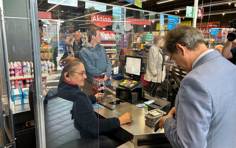 Bei Aldi kaufte Dr. Frank Dudda ebenfalls etwas ein.