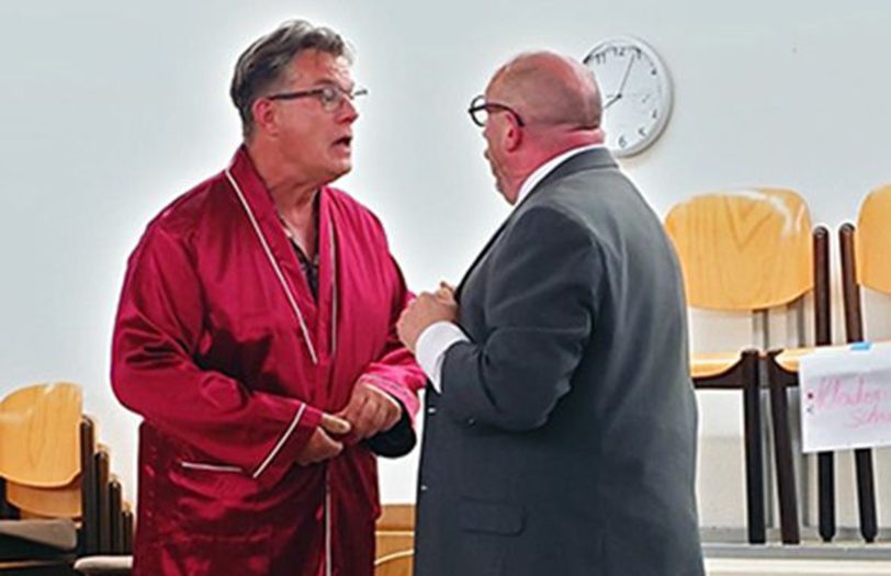 Beim Erfahrungsaustausch: Thomas Hirschi als Polit-Aufsteiger Olli Hammer und Andreas Müller als alter Polit-Hase Paul Bömmel.