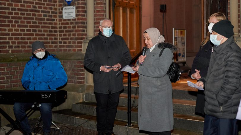 Friedensgebet zum Internationalen Tag Gegen Gewalt gegen Frauen - vor der Kreuzkirche.