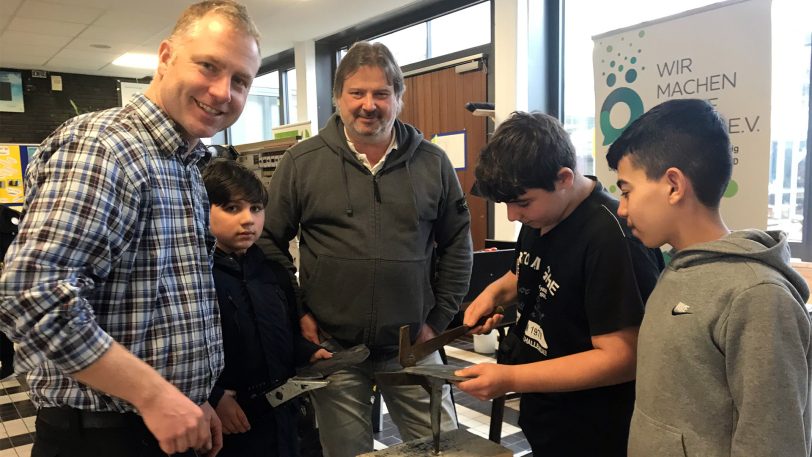 Dennis Dettmar (li.) und Ralf Jungmann (3.v.l.) wollen Jugendliche für eine mögliche Ausbilung im Handwerk begeistern.