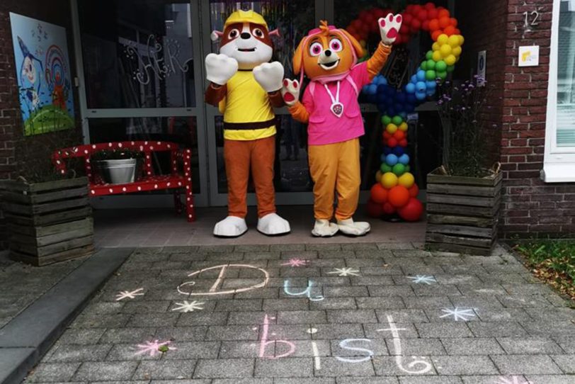 In der Kita Ludwigstraße - Zauberland wurde am Mittwoch (20.9.2023) Weltkindertag gefeiert. Dafür waren auch zwei Paw Patrol Hunde zu Besuch. Unten steht geschrieben: Du bist wundervoll.