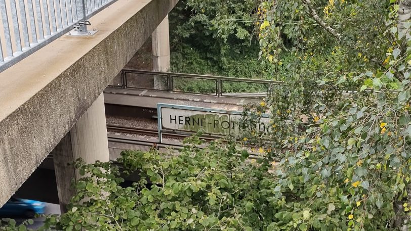 Das alte Schild vom Haltepunkt Herne-Rottbruch ist noch sichtbar.