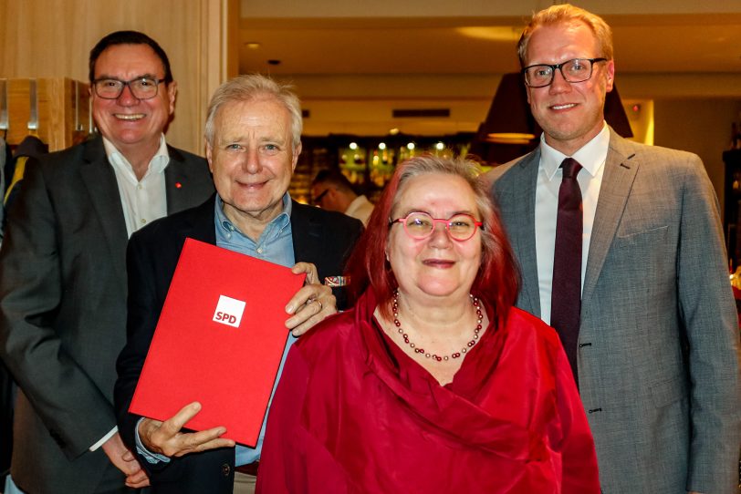 Ein Extrabild: (v.li.) Der stellv. Vorsitzende Ulrich Syberg, Alt-OB Horst Schiereck, Vorsitzende Elisabeth Majchrzak-Frensel und der Herner SPD-Vorsitzende Hendrik Bollmann.