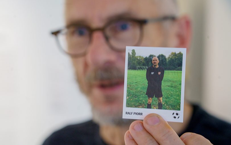 Kurator und Historiker Ralf Piorr präsentiert seine ganz persönliche Stickerkarte.