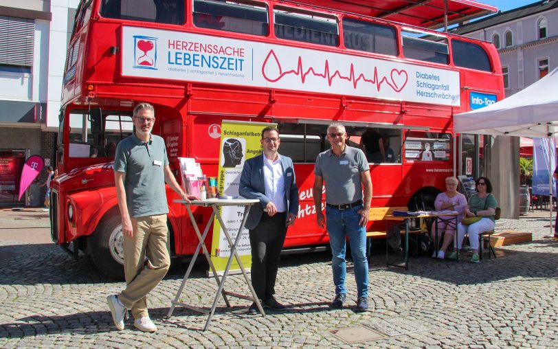 Die drei Chefärzte (v.l.) Dr. Jens Verbeek (Internist), Prof. Dr. Christos Krogias (Neurologe) und Dr. Ali Halboos (Kardiologe) leisteten am Infobus Aufklärungsarbeit rund um Herz-Kreislauf-Erkrankungen.