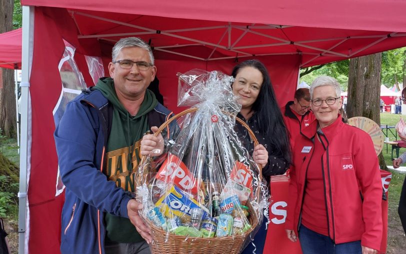 Melanie Lemeer (Mitte) gewann beim SPD-Familienfest den Präsentkorb vom Ortsverein Herne-Horsthausen. Die Vorsitzenden Jörg Fromm (li.) und Andrea Ellerbrock überreichten den Gewinn.
