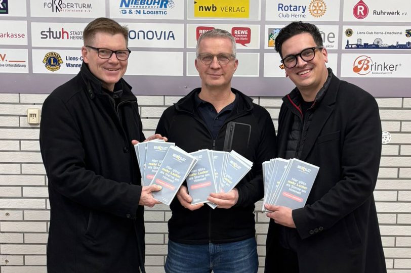 Dirk Rogalla (links, HCR) und Marvin Boettcher (rechts, Mondpalast) überbrachten Stefan Hermann von der Herner Tafel gemeinsam die 50x2-Ticketgutscheine für einen Abend im Mondpalast.
