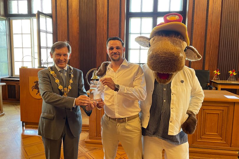 v.li. OB Frank Dudda, Jeffrey Bauer (Inhaber Schnitzelmühle) und Maskottchen Fritz.