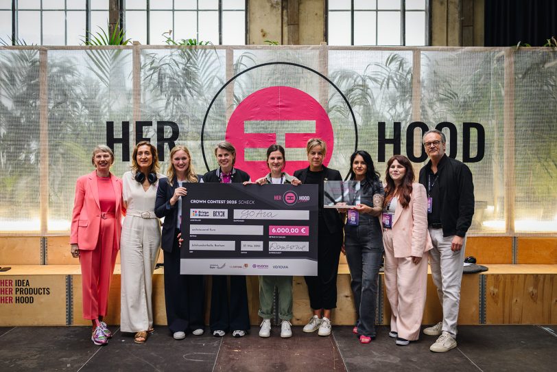 Das Startup go AVA, Mona Neubaur und die Jury der HERHOOD Crown nach der Preisverleihung. (v.l.n.r): Heike Humpf (RAG-Stiftung), Dr. Britta Dombrowe (Initiativkreis Ruhr), Ann-Christin Kortenbrede (Gründerfonds Ruhr), Philippa Köhnk (BRYCK), Lara Dörner (go AVA), Mona Neubaur, Aylin Hochhäuser (Initiativkreis Ruhr), Jacqueline Kos (BRYCK) und Dirk Opalka (Geschäftsführer Initiativkreis Ruhr).