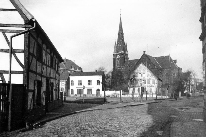 Blick entlang der Rosenstraße in nördliche Richtung auf die evangelische Kreuzkirche: Vor genau 150 Jahren, am 5. Oktober 1873, wurde der Grundstein gelegt.