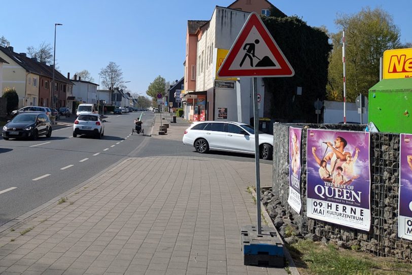 Ein erstes Bauarbeiterschild weist auf die im April 2025 beginnenden Arbeiten an den Rad- und Fußwegen der Dorneburger Straße hin.