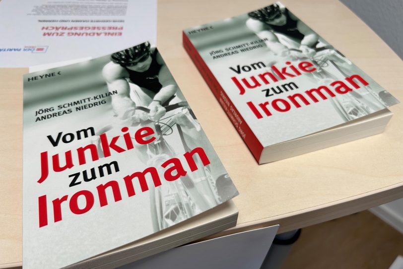 Das Buch „Vom Junkie zum Ironman“ von Andreas Niedrig. Die Verfilmung wird am Sonntag, 5. November 2023, um 12:30 Uhr zum Auftakt des Filmfestes in der Filmwelt Herne gezeigt. Er ist selbst vor Ort