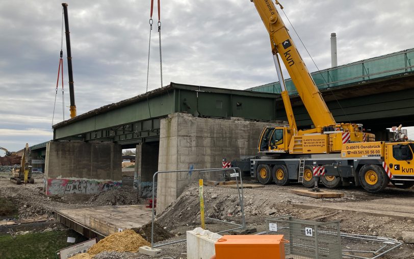 Die Autobahn Westfalen hat die Osthälfte der A43-Brücke über die Emscher zwischen Recklinghausen und Herne abgerissen. Das letzte Teilstück wurde am Mittwoch (27.3.2024) ausgehoben, am Freitag (12.4.2024) liefen noch die finalen Abrissarbeiten.