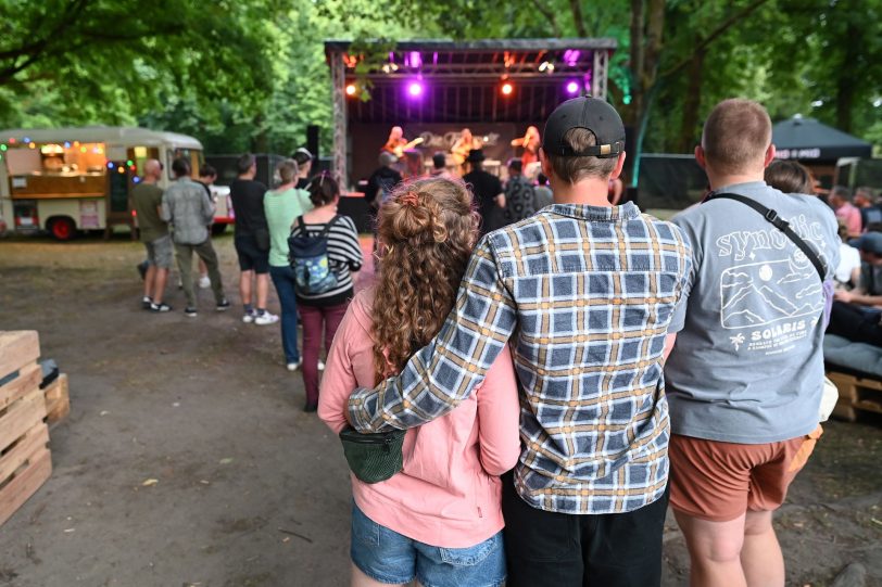 Feiernde Fans auf dem Festival.