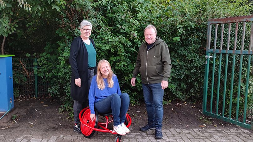 Bei der Übergabe vom Wheely Rider: (v.li.) Heike Müller (Einrichtungsleitung vom Familienzentrum Phantasia), Lisa Köster (Erzieherin) und Anton Preissig (Vielfalt e.V.)