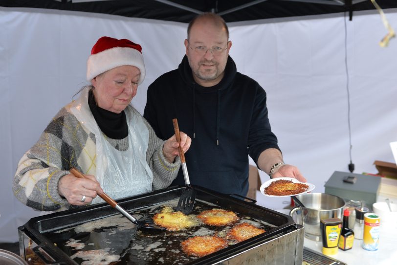 Der stellv. Fraktionsvorsitzender Matthias Bluhm gab beim 4. Adventsmarkt in Altenhöfen die Reibekuchen aus. Samstag (30.11.2024).