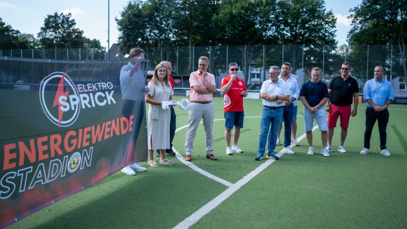 Das Stadion des Vereins Sportfreunde Wanne Eickel 04/12 bekam am Sonntag (11.08.2024) einen neuen Namen und heißt jetzt Elektro Sprick-Energiewende-Stadion.