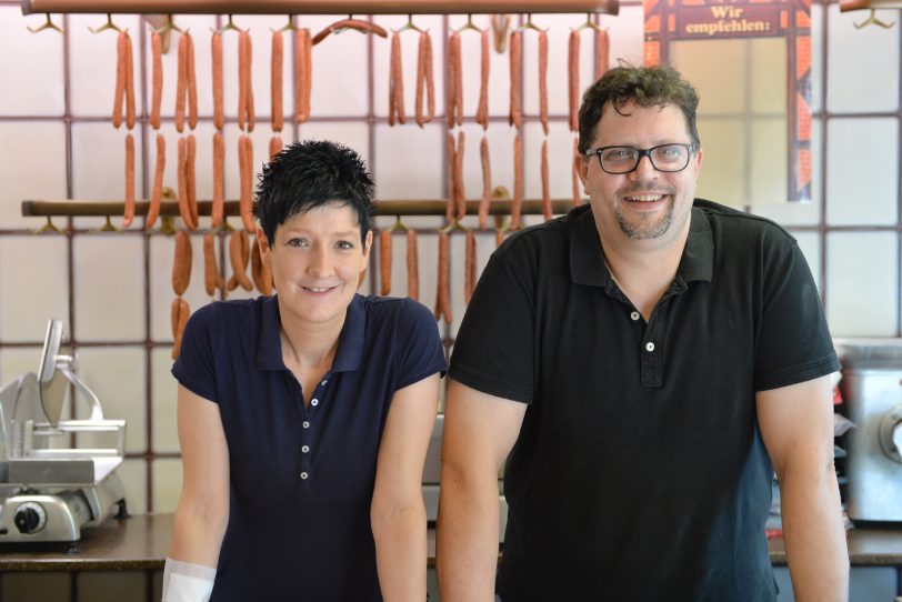 v.l. Jasmin Mehle und Metzgermeister Christian Mehle.