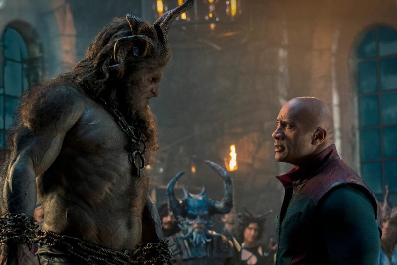 Auf der Suche nach dem gekidnappten Weihnachtsmann Nick landet Callum Drift (Dwayne Johnson, r.) bei dessen Bruder Krampus (Kristofer Hirju).