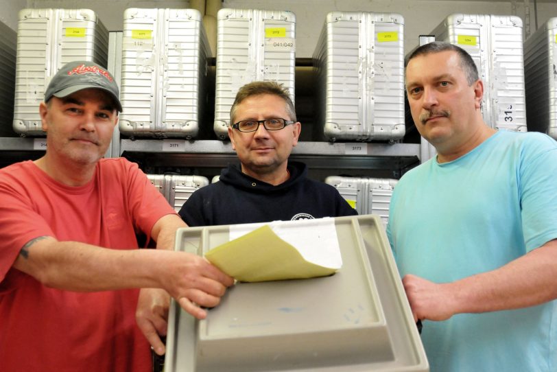 v.l.: Michael Crewe, Andreas Badura und Thomas Taschner beliefern die Wahllokale mit den Wahl-Unterlagen.
