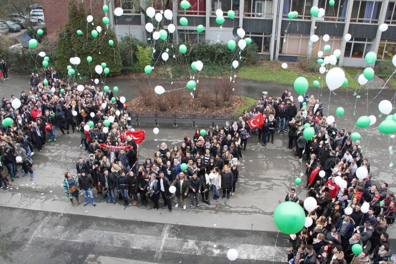 Die Schüler formten ein M auf dem Schulhof.