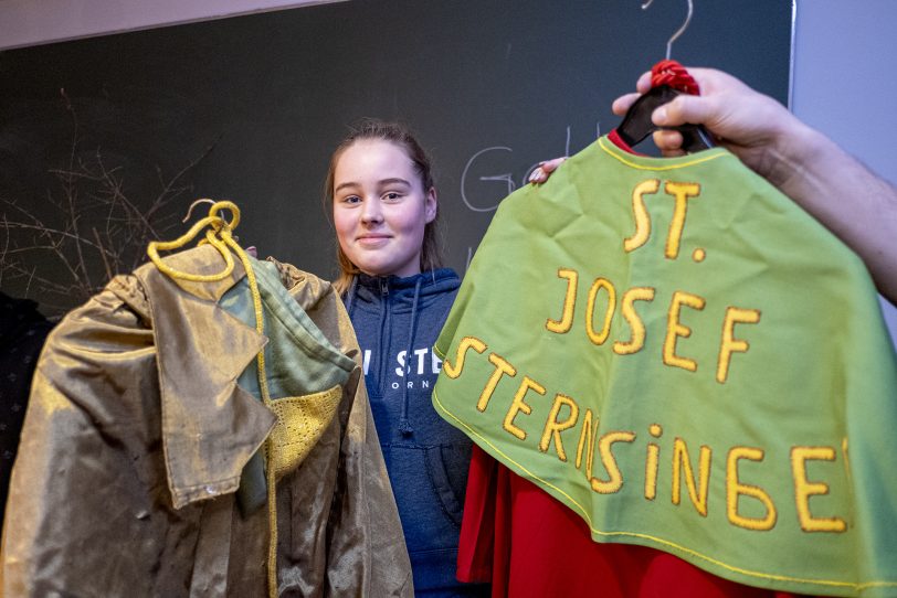 Sternsinger der katholischen Kirchengemeinde St. Joseph aus Herne (NW) bei der Vorbereitung und Anprobe der Gewänder für das Dreikönigssingen, am Samstag (04.01.2020).