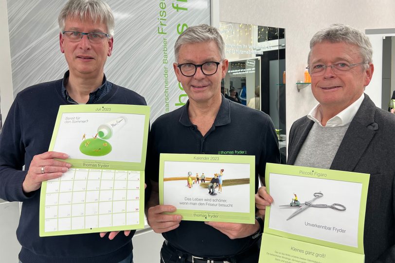 Der Friseur Thomas Fryder bringt Kalender mit Friseur-Accessoires heraus. Der Erlös geht an die Herner Tafel. v.l. Volker Hilbt (Herner Tafel), Gastgeber und Spender Thomas Fryder und Norbert Zielonka (KOLLOSS)