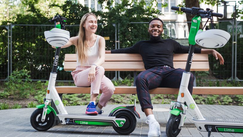 Unter anderem die Firma LimeBike (grün-weiß) bietet E-Scooter in Herne an - dazu gibt es noch TIER und ZEUS.