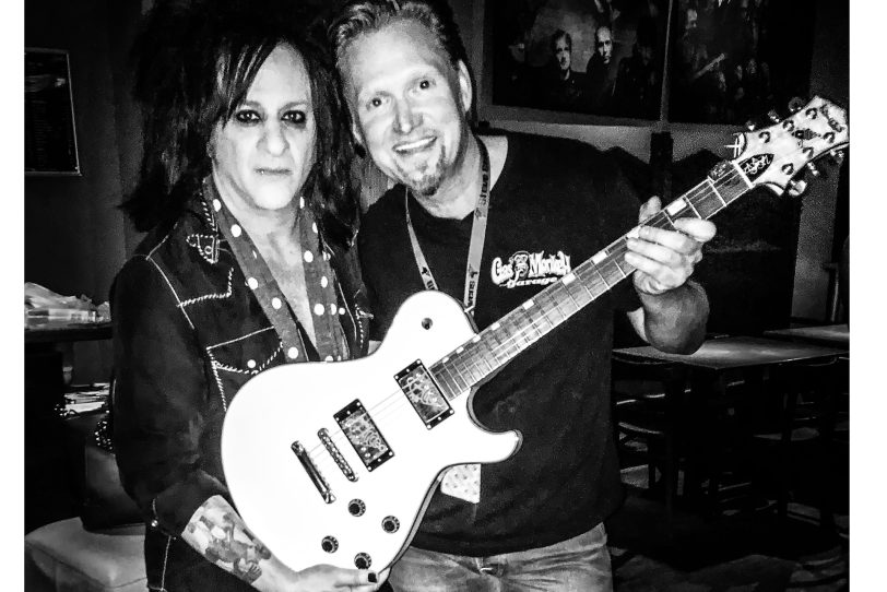 Zeit zum Fachsimpeln ist immer: Hier mit Steve Stevens – Gitarrist von Michael Jackson & Billy Idol beim Fachsimpeln!