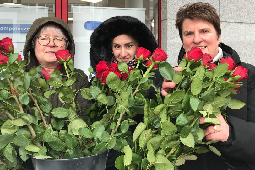 Rosen am Start: (v.li.) Renate Hildburg, Irina Nardone und Katja Jähnel wollten den Hernerinnen am Weltfrauentag eine Freude machen.