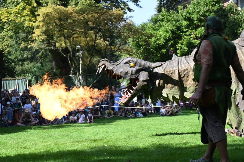 Das mittelalterliche Spektakel auf Schloß Strünkede lockte zahlreiche Besucher an. Im Bild Publikumsmagnet Drache Fangdorn.